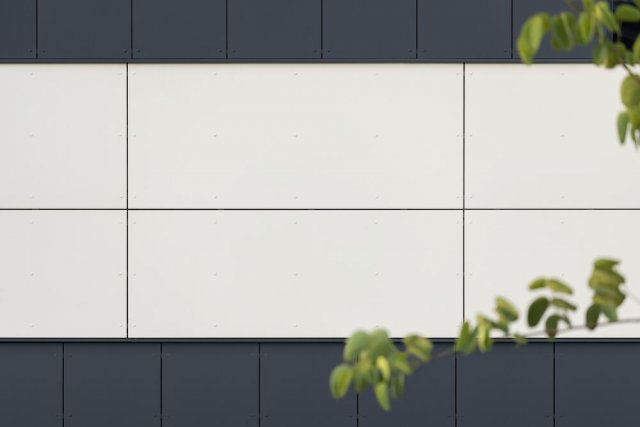 Dominantním architektonickým prvkem objektu je fasáda, která využívá horizontální pásy vláknocementových desek v kontrastním spojení světlých a tmavých odstínů. 